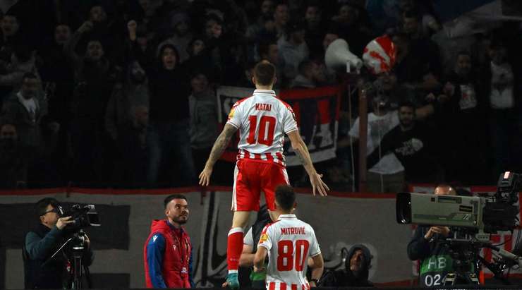 Vào - 3:0! Aleksandar Katai (Crvena zvezda) tung một cú sút từ rìa vòng cấm và ghi bàn vào góc trái phía dưới. Marko Gobeljic kiến tạo thành bàn.