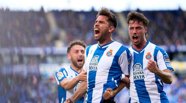 VÀO! Bóng được treo vào từ quả phạt góc và Leandro Cabrera (Espanyol) chạy chỗ rất tốt để tung một cú đánh đầu hoàn hảo vào góc trái cầu môn. Tỉ số của trận đấu đã được nâng lên: 1:0.