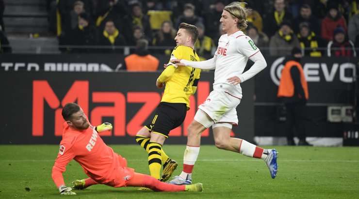 Mats Hummels thực hiện một quả tạt rất tốt cho Marco Reus (Dortmund), người đã tìm thấy khoảng trống trong vòng cấm để đưa bóng vào lưới.