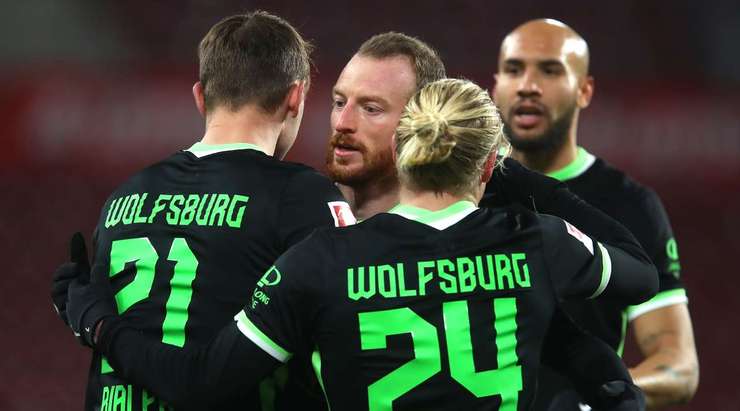Bartosz Bialek (Wolfsburg) nhận một đường chuyền sát thủ, đặt anh vào thế đối mặt với thủ môn và anh đã ghi bàn với một cú sút lạnh lùng vào phía trong cột dọc bên trái. Một cú sút rất đẹp.