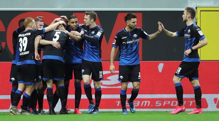 Vào! Bóng bật ra đến Ben Zolinski (Paderborn) và anh ấy tung cú sút từ cự li gần. Tỉ số là 1:0.