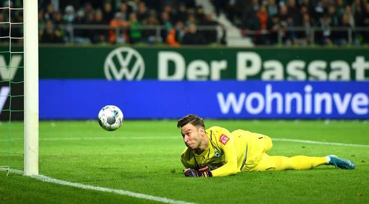 Jiri Pavlenka (Werder Bremen) ghi một bàn phản lưới nhà! Anh đang phải trải nghiệm cảm giác tệ hại nhất của cuộc đời cầu thủ ngay lúc này.