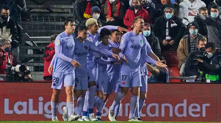 Vào rồi! Luuk de Jong (Barcelona) bức tốc vào vòng cấm và chọn đúng điểm rơi sau đường căng ngang của Oscar Mingueza trước khi dứt điểm cận thành đẹp mắt vào góc trái khung thành. Tỉ số là 0:1.