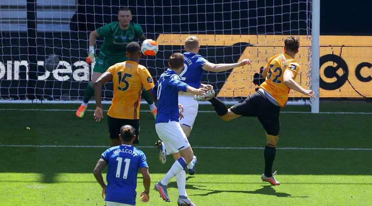 Bóng đã nằm trong lưới! Pedro Neto câu bóng vào vòng cấm từ quả đá phạt, nơi Leander Dendoncker (Wolves) thoát khỏi người theo kèm và đánh đầu từ rìa vòng 5m50, đưa bóng thẳng vào góc trái phía dưới. Tỉ số bây giờ là 2:0.