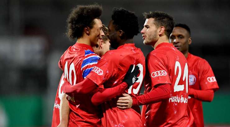 Leroy Sane (Bayern Munich) ghi một bàn thắng đẹp mắt từ quả đá phạt ở cự ly trung bình. Anh ấy cứa bóng vào góc cao bên phải khung thành. Bàn thắng thể hiện kỹ thuật sút phạt tuyệt vời.