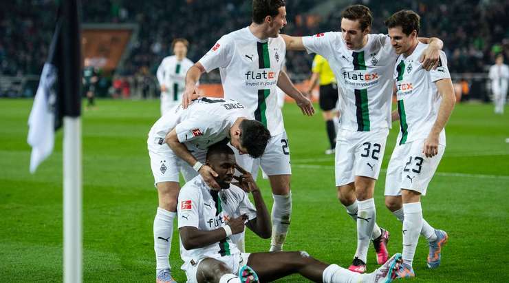 Vào - 1:0! Marcus Thuram (B. Monchengladbach) tung một cú sút từ rìa vòng cấm và ghi bàn vào góc trái phía dưới. Jonas Hofmann kiến tạo thành bàn.