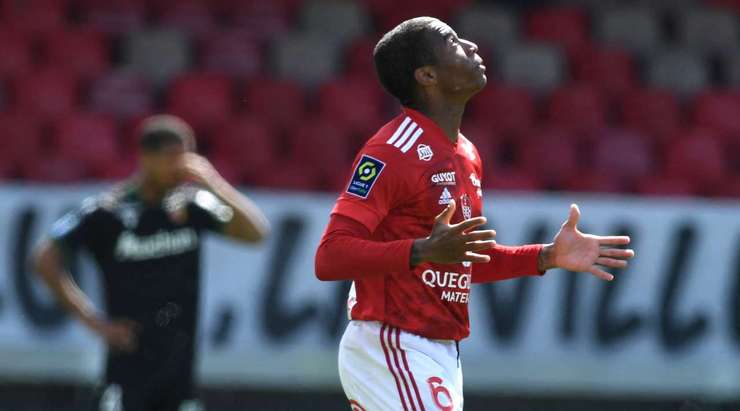 Đó là một bàn phản lưới nhà! Một khoảnh khắc quá xui xẻo đối với Yannick Cahuzac (Lens). Anh đã nỗ lực đánh đầu phá bóng trong một tình huống chống phạt góc, nhưng rốt cuộc lại tự đưa bóng về lưới nhà. Tỉ số là 1:0.
