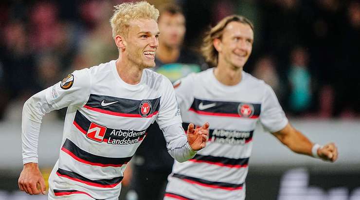 Vào! Gustav Isaksen (Midtjylland) sút bóng bật ra vào phía trong cột dọc bên trái sau khi bóng đến chỗ anh ấy trong vòng cấm. Tỉ số là 4:1.