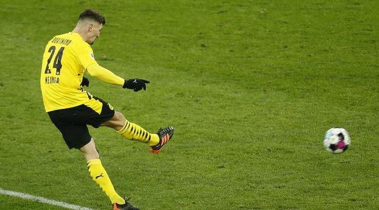 Vào! Thomas Meunier (Dortmund) đón bóng bật ra và từ rìa vòng cấm, anh ấy tung một cú sút chìm đi vào góc trái phía dưới. Robin Zentner không thể ngăn bóng vào lưới. Tỉ số là 1:1.
