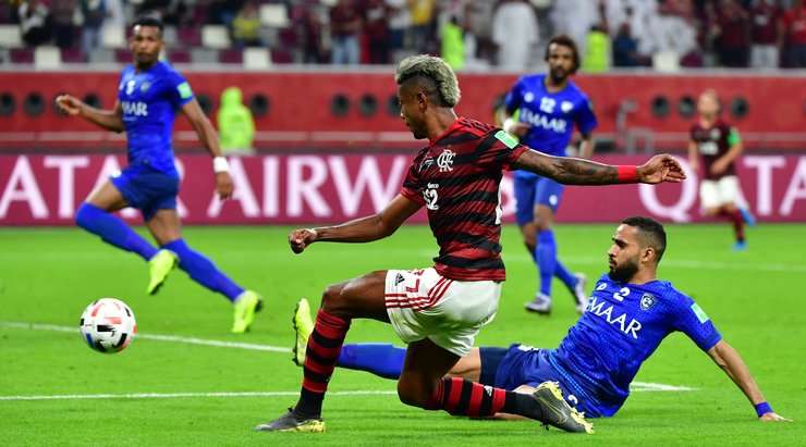 Vào! Ali Albulayhi (Al-Hilal) đưa bóng vào lưới nhà trong một nỗ lực ngăn chặn một đường chuyền.