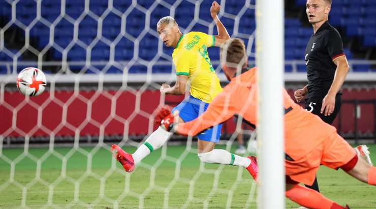 Vào! Richarlison (Brazil) đã có mặt đúng lúc đúng chỗ để lấy bóng bật ra trong vòng cấm, và anh ấy sút bóng vào bên phải khung thành. Tỉ số là 1:0.