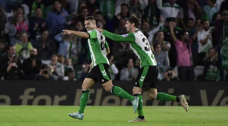 Vào! Aitor Ruibal (Betis) len lỏi qua các cầu thủ đối phương trước khi tung một cú sút tuyệt diệu từ rìa vòng cấm vào phía trong cột dọc bên trái. Thủ môn Conor Hazard đã không có cơ hội nào để chạm vào quả bóng. Tỉ số là 1:0.