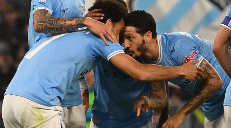 Một đường chuyền rất thông minh của đồng đội đặt Felipe Anderson (Lazio) vào một vị trí rất thuận lợi và anh sút bóng lạnh lùng vào mé trong cột dọc bên phải!