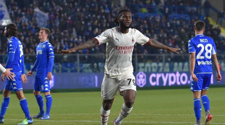 Franck Kessie (AC Milan) nhận đường chuyền từ đồng đội và anh không hề do dự tung một cú sút chìm không thể cản phá vào góc thấp bên trái khung thành.