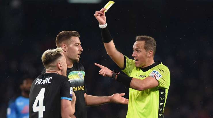 Patric (Lazio) bị phạt thẻ vàng sau một pha tắc bóng. Anh ấy có vẻ không đồng ý với quyết định vừa rồi, nhưng trọng tài Luca Pairetto sẽ không nghe bất kì lời tranh cãi nào.