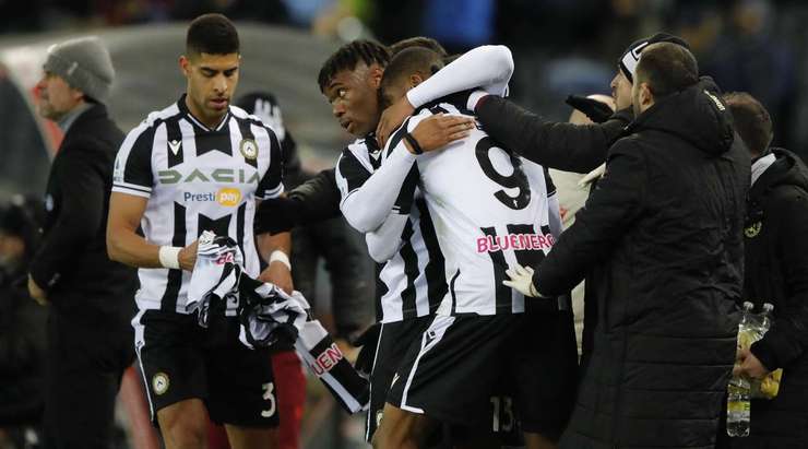 Vào! Isaac Success vừa thả một đường chọc khe thông minh cho Beto (Udinese), anh xâm nhập vòng cấm và phóng một cú sút chính xác về phía góc thấp bên trái khung thành. Tỉ số là 1:1.