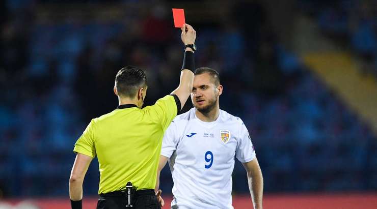 Thẻ đỏ! George Puscas (Romania) đã bị đuổi khỏi sân sau tình huống phạm lỗi vừa rồi.
