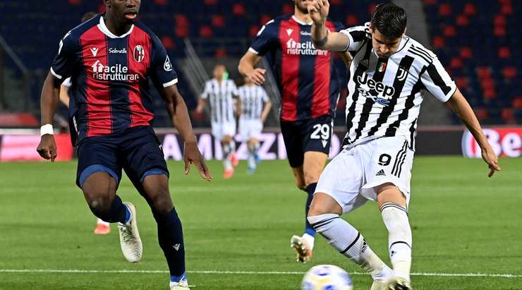 Vào! Sau khi nhận một đường chuyền tốt, Alvaro Morata (Juventus) nhanh chân tung một cú sút chìm vào chính giữa khung thành, đưa bóng lọt qua người thủ môn. Khi có may mắn thì đúng là sút kiểu gì cũng vào!