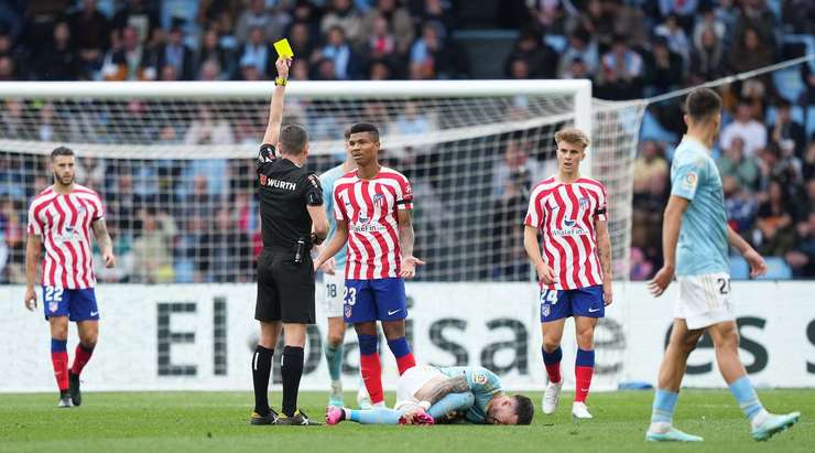 Reinildo Mandava (Atl. Madrid) không thể trông đợi gì hơn một chiếc thẻ vàng cho pha tắc bóng quá rắn của anh ấy. Và đúng là một chiếc thẻ vàng. Jorge Figueroa Vazquez không cần suy nghĩ nhiều để đưa ra quyết định vừa rồi.