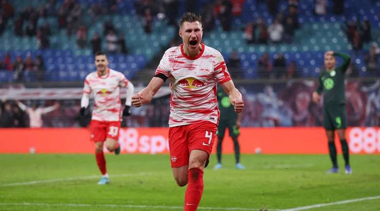 Willi Orban (RB Leipzig) đón bóng bật ra trong vòng 5m50 và đánh đầu. Pha dứt điểm của anh đã đưa được bóng vào sát phía trong cột dọc bên phải, và vì vậy, tỉ số đã được nâng lên 1:0.