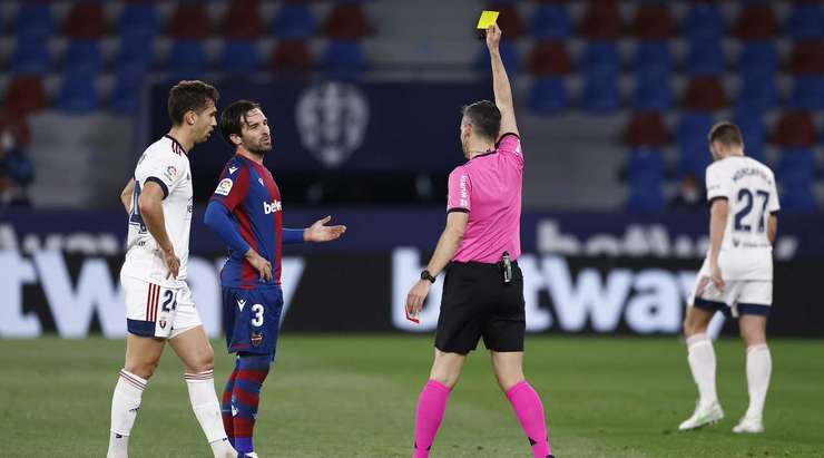 Tono (Levante) vừa có một pha tranh bóng xấu xí và anh đã bị trọng tài phạt một chiếc thẻ vàng.