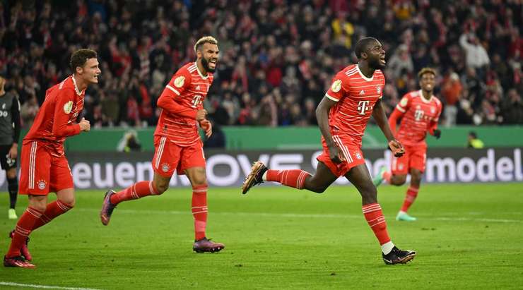 Vàoo! Joshua Kimmich nhận trách nhiệm thực hiện quả phạt góc, còn Dayot Upamecano (Bayern Munich) là người đã chạm được đầu vào quả bóng và đưa nó vào góc thấp bên phải khung thành. Tỉ số là 1:0.