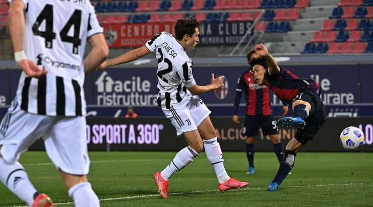 Vào! Federico Chiesa (Juventus) đã có mặt đúng lúc đúng chỗ để lấy bóng bật ra trong vòng cấm, và anh ấy sút bóng vào chính giữa mành lưới. Tỉ số là 0:1.