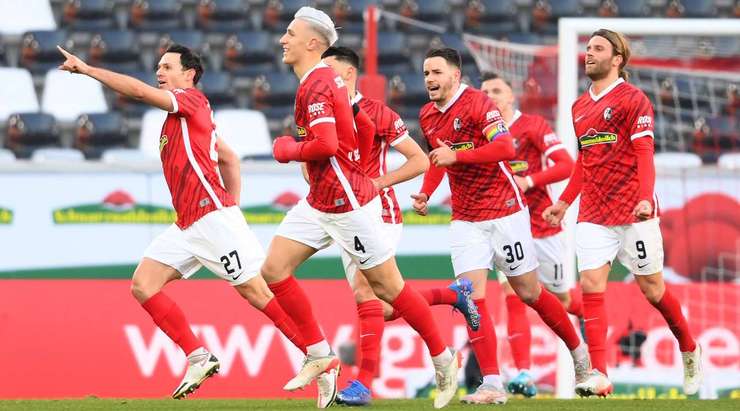 PHẢN LƯỚI NHÀ! Hiroki Ito (VfB Stuttgart) có một khoảnh khắc đáng quên khi anh vô tình làm đổi hướng cú sút, và đưa bóng thẳng vào khung thành đội nhà! Tỉ số là: 1:0.