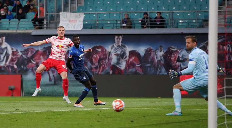 Marcel Halstenberg (RB Leipzig) tạo khoảng trống cho mình tại rìa vòng cấm và tung cú sút. Pha dứt điểm chính xác của anh ấy đi trúng cột dọc và bóng dội vào góc thấp bên phải mành lưới. Tỉ số được nâng lên 2:0.