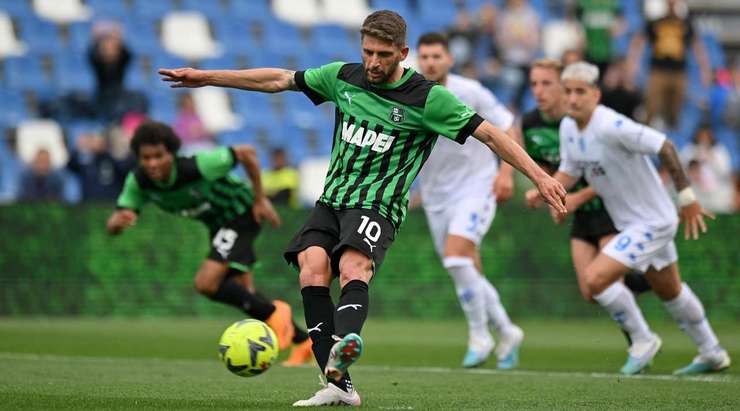 VÀO! Đó là một cú sút phạt đền hoàn hảo của Domenico Berardi (Sassuolo) về phía bên phải khung thành, không có một chút cơ hội nào cho thủ môn Guglielmo Vicario để cản phá!