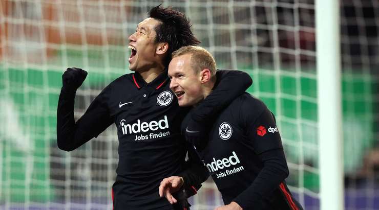 Một đường chuyền xé toang hàng phòng ngự đưa bóng đến chân Sebastian Rode (Eintracht Frankfurt) trong vòng cấm và cầu thủ này đã không bỏ lỡ cơ hội! Nỗ lực của anh đưa bóng chuẩn xác vào góc thấp bên phải khung thành.
