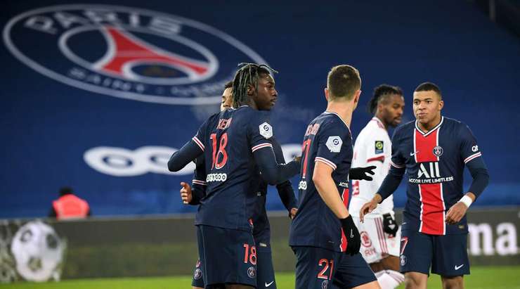 Bóng bật ra ngay trước khung thành và Moise Kean (Paris SG) đánh đầu thành bàn.