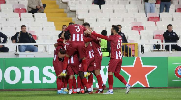 Mustafa Yatabare (Sivasspor) nhận một đường chuyền sát thủ, đặt anh vào thế đối mặt với thủ môn và anh đã bình tĩnh đưa bóng vào lưới.