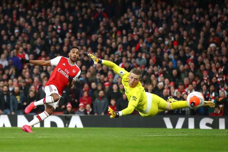 Vào - 2:1! David Luiz kiến tạo cho Pierre-Emerick Aubameyang (Arsenal) trong vòng cấm và anh ấy đưa bóng vào góc phải phía dưới và qua Jordan Pickford.