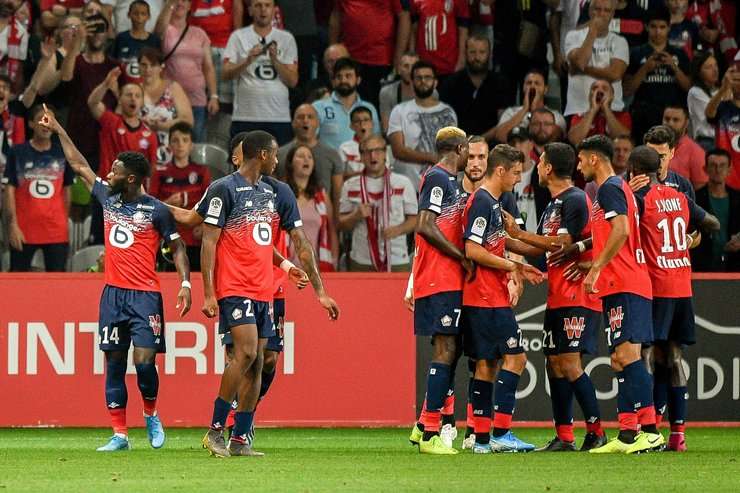 Vào! Jonathan Bamba (Lille) giành chiến thắng trên chấm phạt đền bằng một cú sút không thể cản phá, vượt qua tầm với của thủ môn Stephane Ruffier vào góc thấp bên trái.