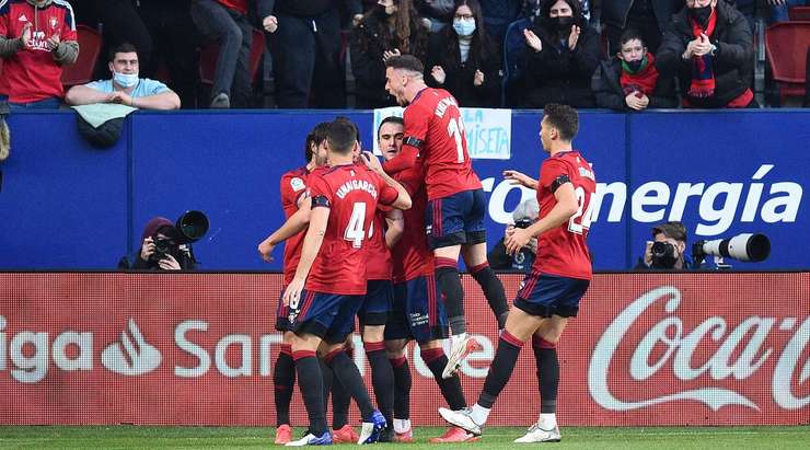 David Garcia (Osasuna) đang ăn mừng sau một bàn thắng tuyệt đẹp. Anh ấy có vừa đủ khoảng trống trong vòng cấm để đón quả đá phạt và đánh đầu chuẩn xác vào sát chân cột dọc bên trái.