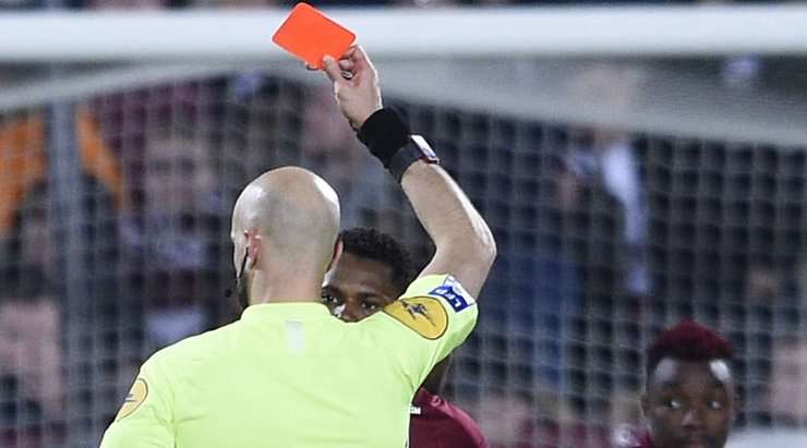 THẺ ĐỎ! Habib Diallo (Metz) có vẻ như không thể tin vào mắt mình khi anh nhận được quyết định của trọng tài sau khi xem lại băng ghi hình.