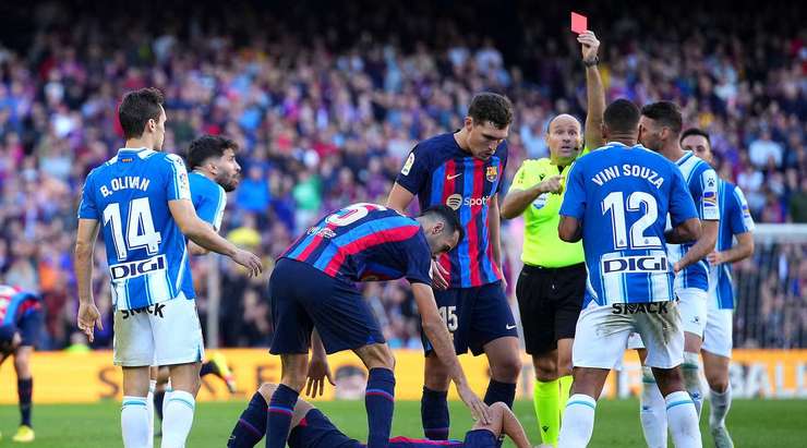 THẺ ĐỎ! Vinicius Souza (Espanyol) có một pha vào bóng lỗi và cầu thủ này phải nhận chiếc thẻ vàng thứ hai từ trọng tài Antonio Mateu Lahoz. Anh ấy đã có thể đi tắm sớm.