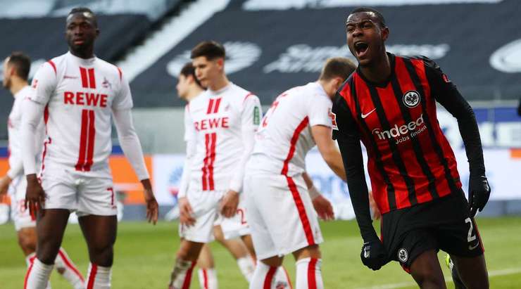 Obite Evan N'Dicka (Eintracht Frankfurt) nhảy cao nhất để đón bóng từ quả phạt góc được thực hiện hoàn hảo bởi Filip Kostic. Cú đánh đầu của anh đã đi đập đất vào sát mép trong cột dọc bên trái, đánh bại thủ môn. Tỉ số là 2:0.