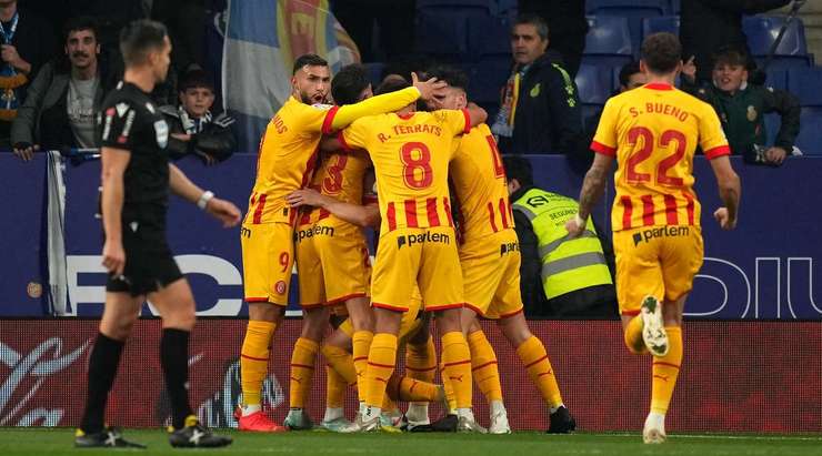 Bóng đã đi vào lưới! Toni Villa (Girona) thử vận may của mình từ rìa vòng cấm và thần may mắn đã mỉm cười khi cú sút của anh đi trúng một cầu thủ khác và đổi hướng, khiến thủ môn Alvaro Fernandez không kịp trở tay. Tỉ số đã được nâng lên 0:1.
