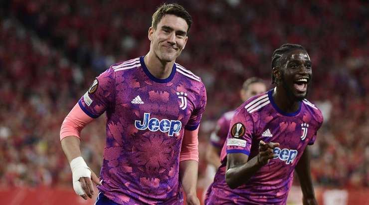 Vào! Dusan Vlahovic (Juventus) sút bóng bật ra vào chính giữa khung thành sau khi bóng đến chỗ anh ấy trong vòng cấm. Tỉ số là 0:1.