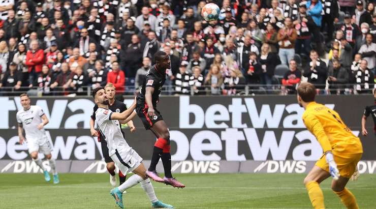 Tỉ số đã thay đổi! Evan Ndicka (Eintracht Frankfurt) là tội đồ của màn đốt đền.