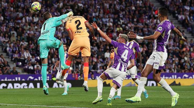 Một quả đá phạt được thực hiện hoàn hảo! Antoine Griezmann tạt bóng vào và Jose Maria Gimenez (Atl. Madrid) bật cao dứt điểm tại rìa vòng 5m50. Cú đánh đầu từ cự li gần của anh ấy đi vào sát mép trong cột dọc bên phải, và tỉ số đã được thay đổi – 0:2.