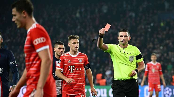 Benjamin Pavard (Bayern Munich) phải biết anh ấy sẽ bị đuổi vì lỗi này, nhưng anh ấy phải chặn đối phương bằng bất cứ giá nào. Michael Oliver rút thẻ vàng cho anh ấy và trận đấu đã kết thúc với anh ấy.