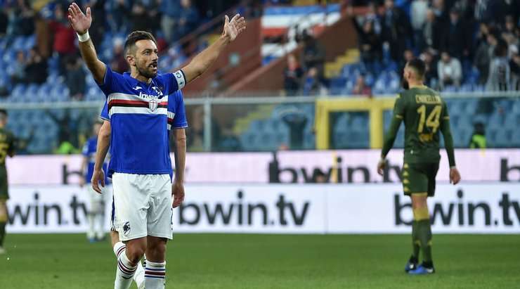 VÀO! 5:1! Jakub Jankto chuyền bóng thành công cho Fabio Quagliarella (Sampdoria) ngay trong vòng cấm. Cầu thủ này nhận ra thủ môn Jesse Joronen đang đứng ở khá xa khung thành và bấm bóng vào lưới. Một pha lốp bóng rất tinh quái.