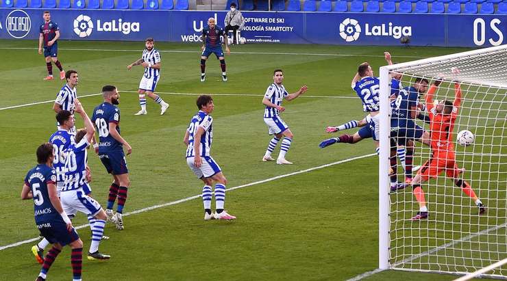 PHẢN LƯỚI NHÀ! Bóng từ quả đá phạt được treo vào phía trước cầu môn và Aritz Elustondo (Real Sociedad) đã rất đen đủi đánh đầu thẳng vào lưới nhà. 1:0.