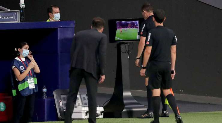 Chờ đã! Trọng tài Jose Luis Gonzalez muốn xem xét lại bàn thắng của Atl. Madrid qua hệ thống VAR. Có vẻ như đã có lỗi dùng tay chơi bóng trong một tình huống trước đó.