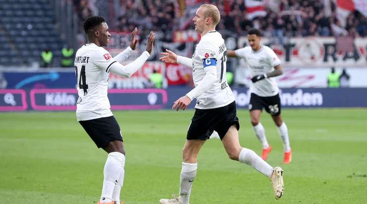 Vào! Sebastian Rode (Eintracht Frankfurt) sút bóng bật ra vào góc trái phía trên sau khi bóng đến chỗ anh ấy trong vòng cấm. Tỉ số là 1:0.