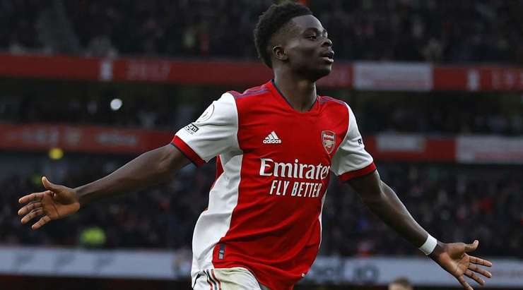 Bukayo Saka (Arsenal) khống chế bóng gọn gàng từ một đường chuyền sắc sảo tại rìa vòng cấm và tung cú sút căng vào vào góc thấp bên phải khung thành, theo một phong cách đã thành thương hiệu của anh.