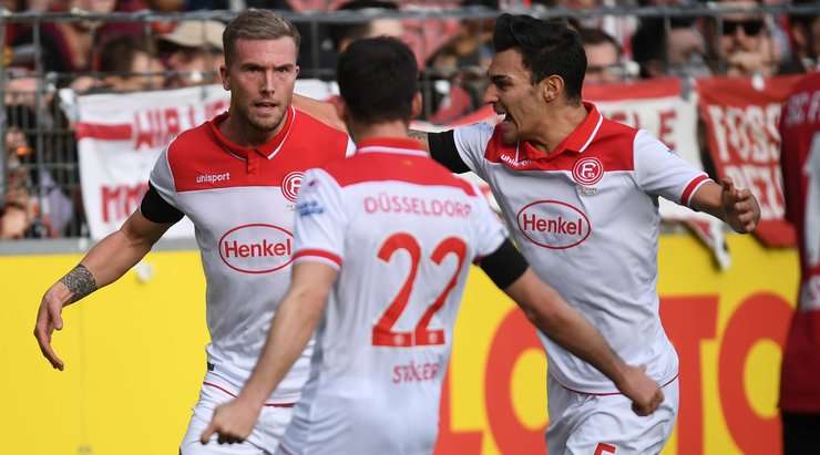 Andre Hoffmann (Dusseldorf) đón được quả tạt tuyệt vời và đánh đầu hoàn hảo vào phía trong cột dọc bên phải. Thủ môn đã không có cơ hội nào.